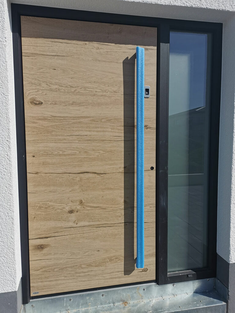 KR Wohnbau, Doppelhaushälfte, Haustuer, Uffenheim