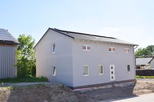 KR Wohnbau, Mehrfamilienhaus mit 3 Wohneinheiten, Mitteldachstetten